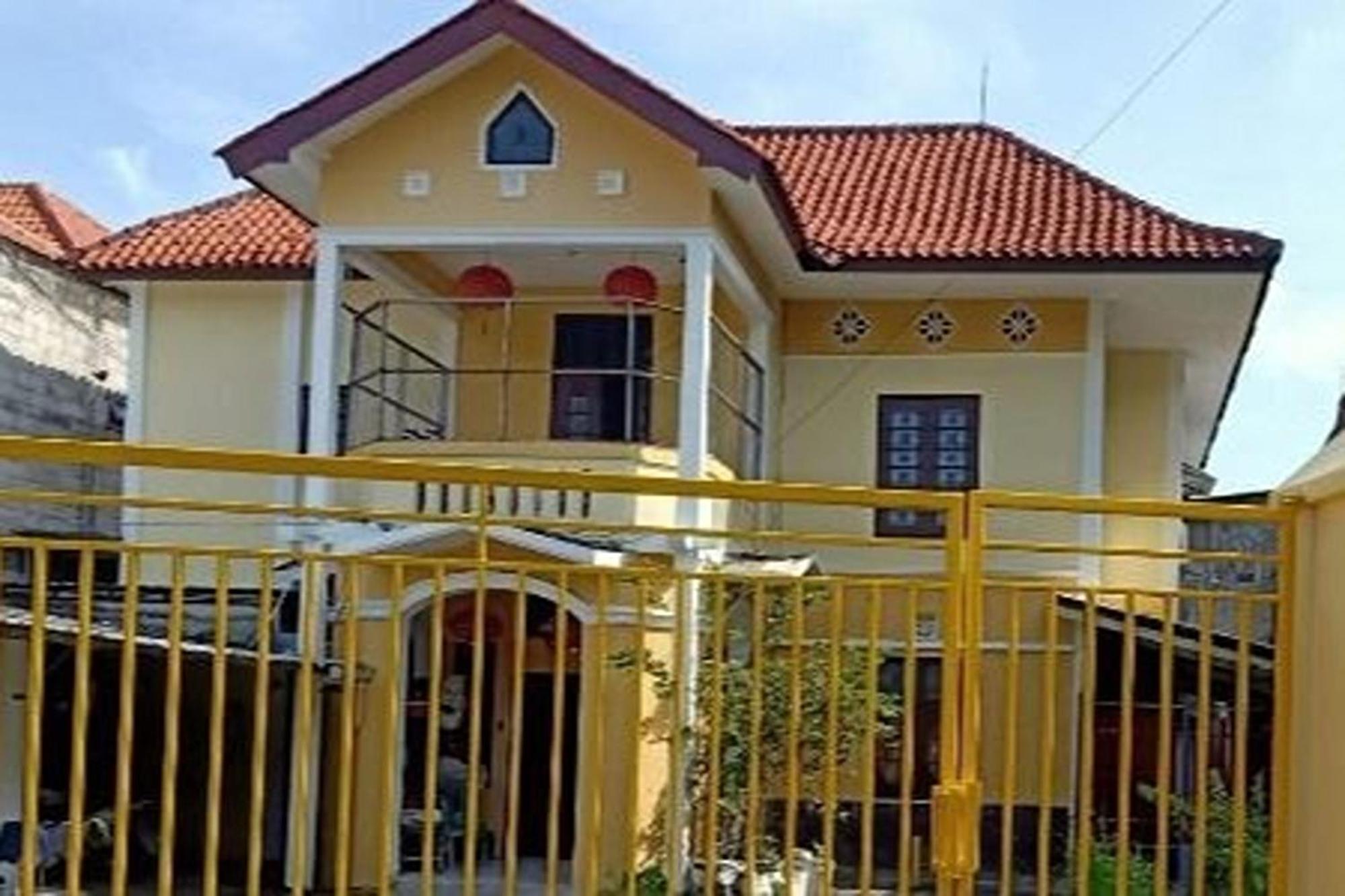 Kost 48 Surabaya Hotel Екстериор снимка